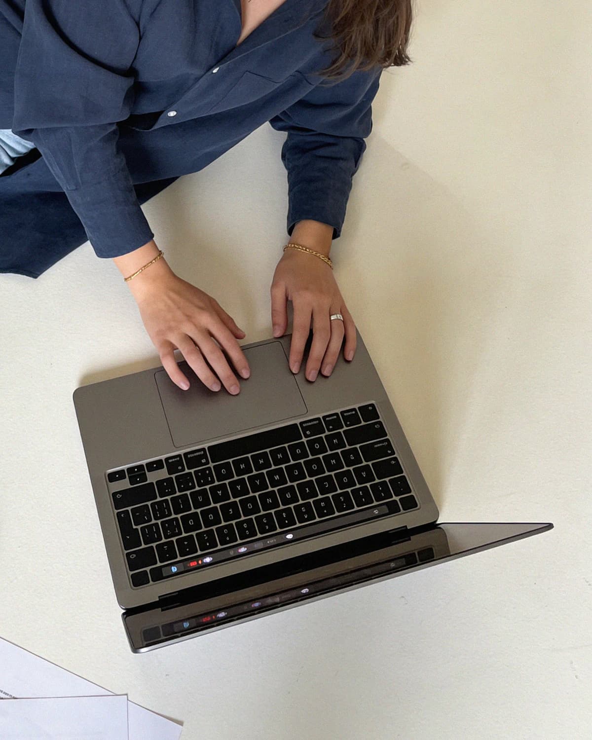 Letícia Bueno trabalhando no notebook durante a etapa de contrato e briefing