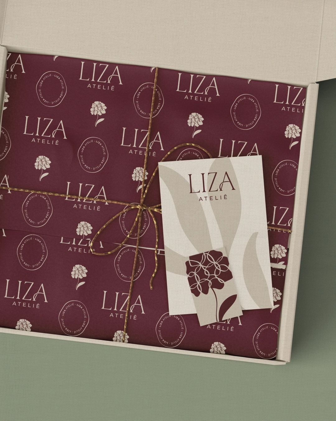 Caixa personalizada com padronagem, cartão e símbolo floral da marca do projeto ELISA MOREIRA