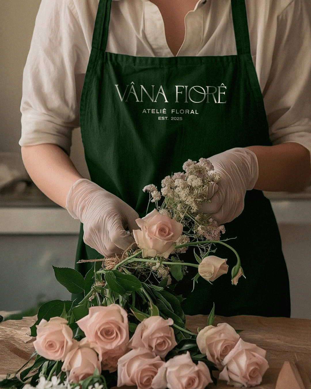 Florista preparando um arranjo com o logotipo da marca do projeto VÂNA FIORÊ