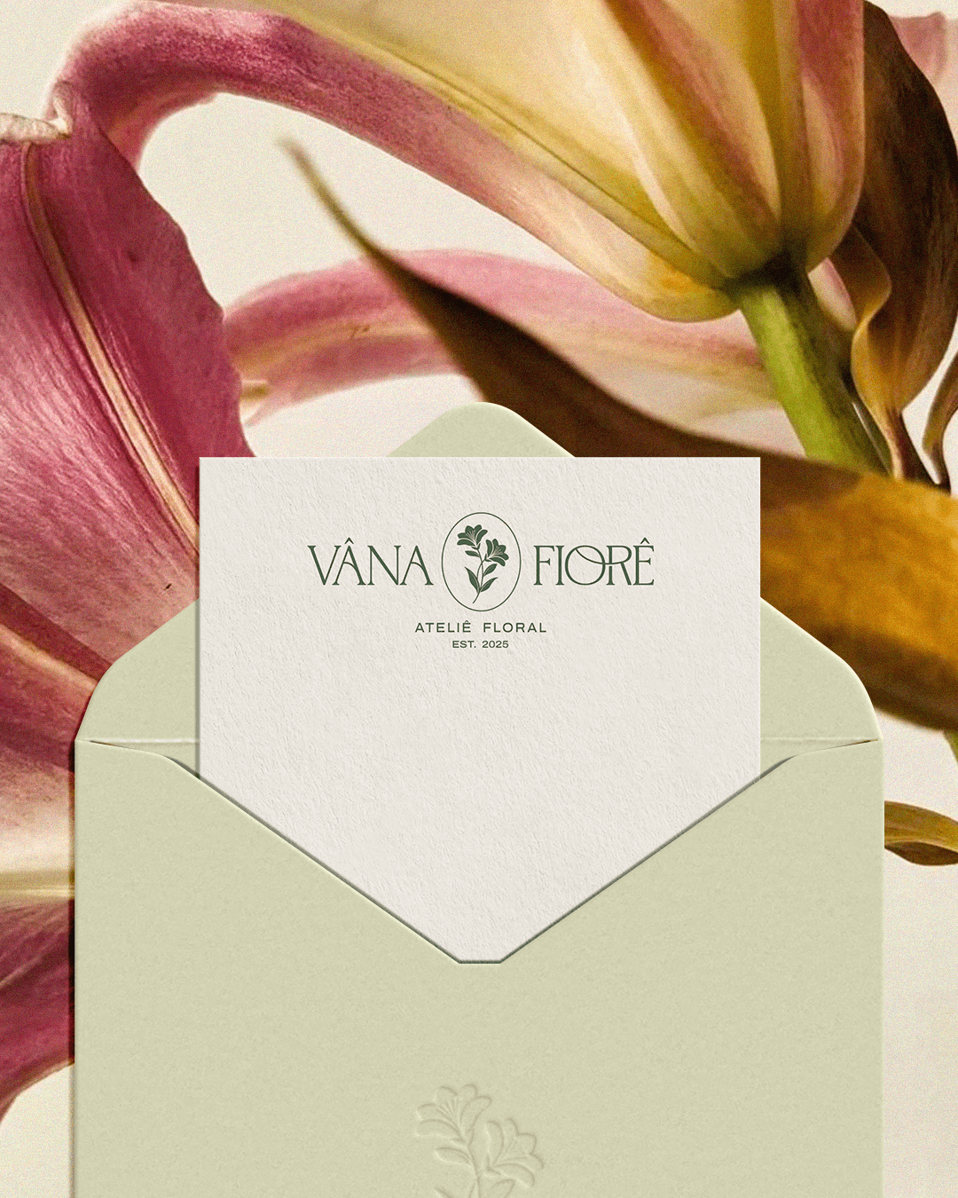 Papelaria da marca aplicada em cartão e envelope do projeto VÂNA FIORÊ
