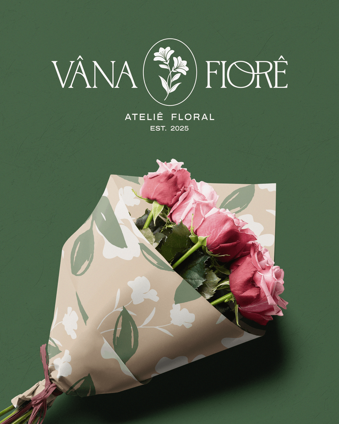 Buquê de rosas envolvido pela padronagem da marca do projeto VÂNA FIORÊ