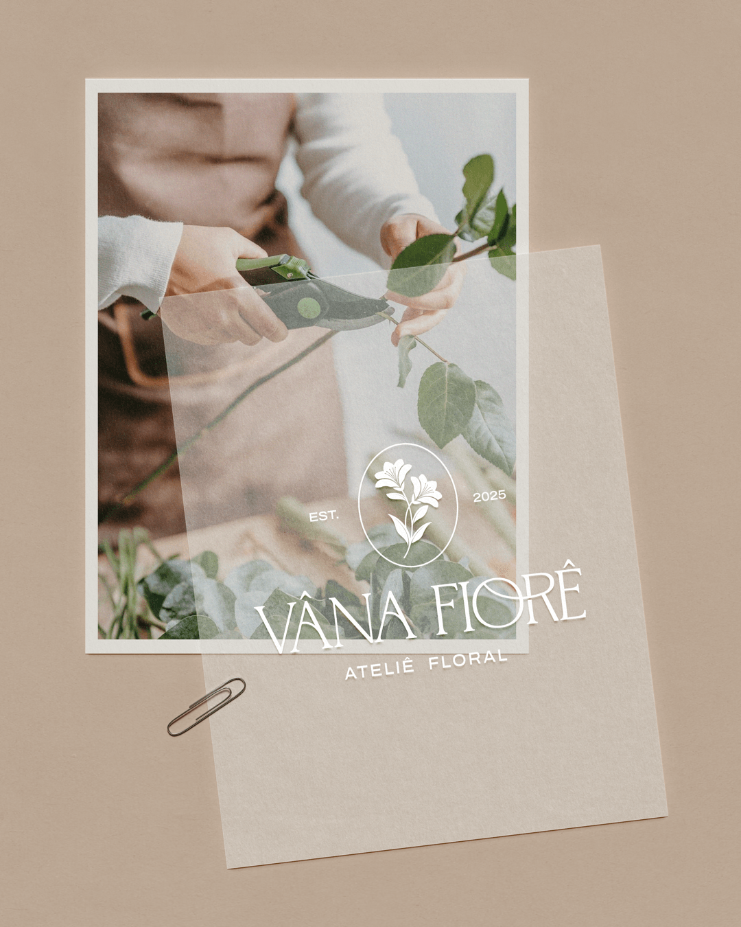 Composição editorial com o símbolo e o processo floral do projeto VÂNA FIORÊ