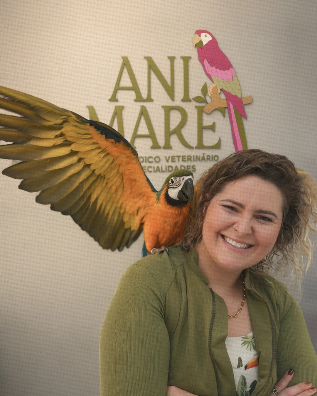 Médica veterinária Débora Bruno com uma arara diante da marca Animare do projeto ANIMARE