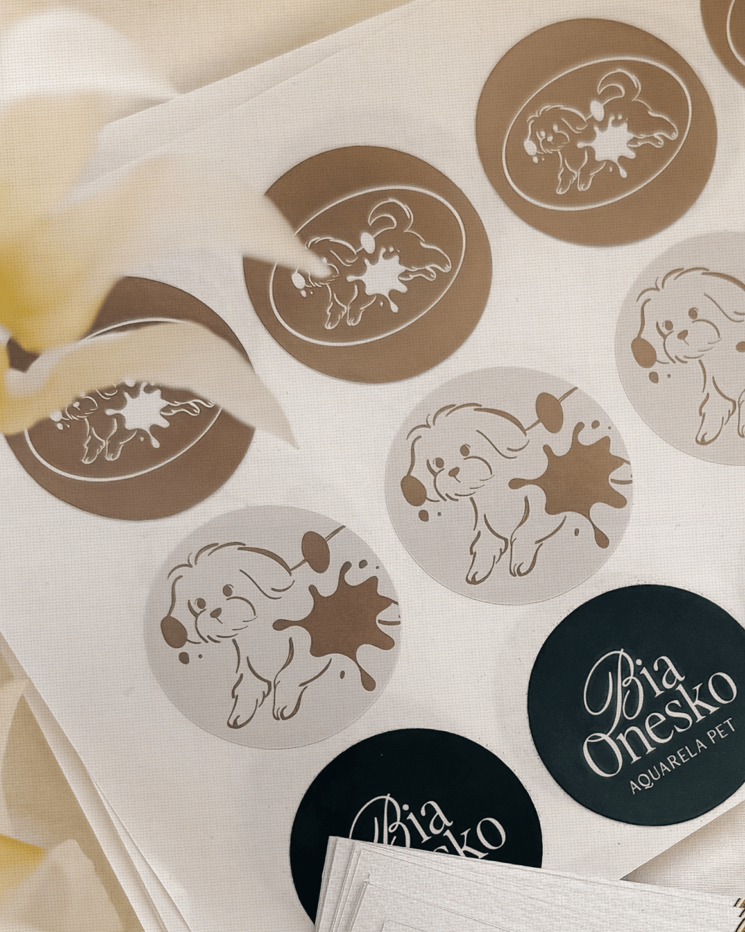 Adesivos com o símbolo e o logotipo da marca do projeto BIA ONESKO
