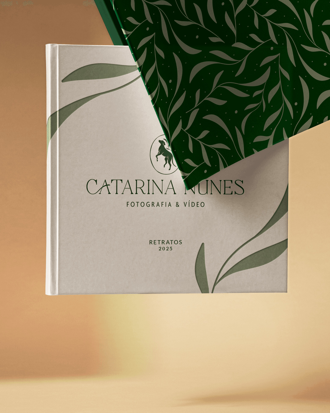 Álbum fotográfico personalizado com a identidade visual do projeto CATARINA NUNES