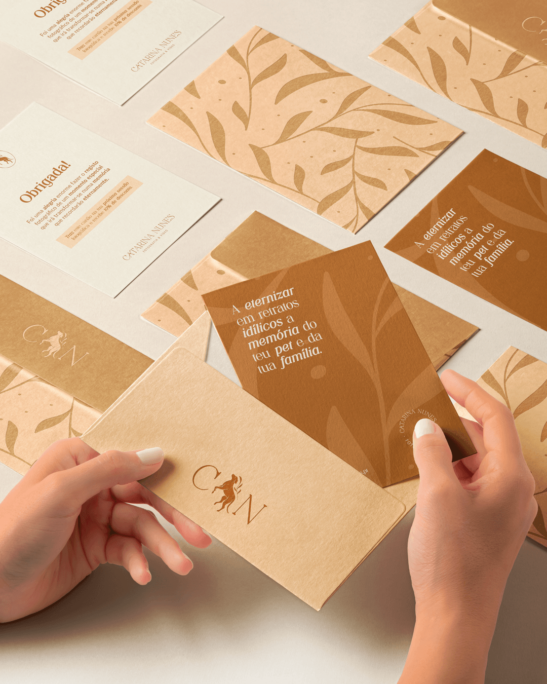 Papelaria da marca com padronagem inspirada na natureza do projeto CATARINA NUNES