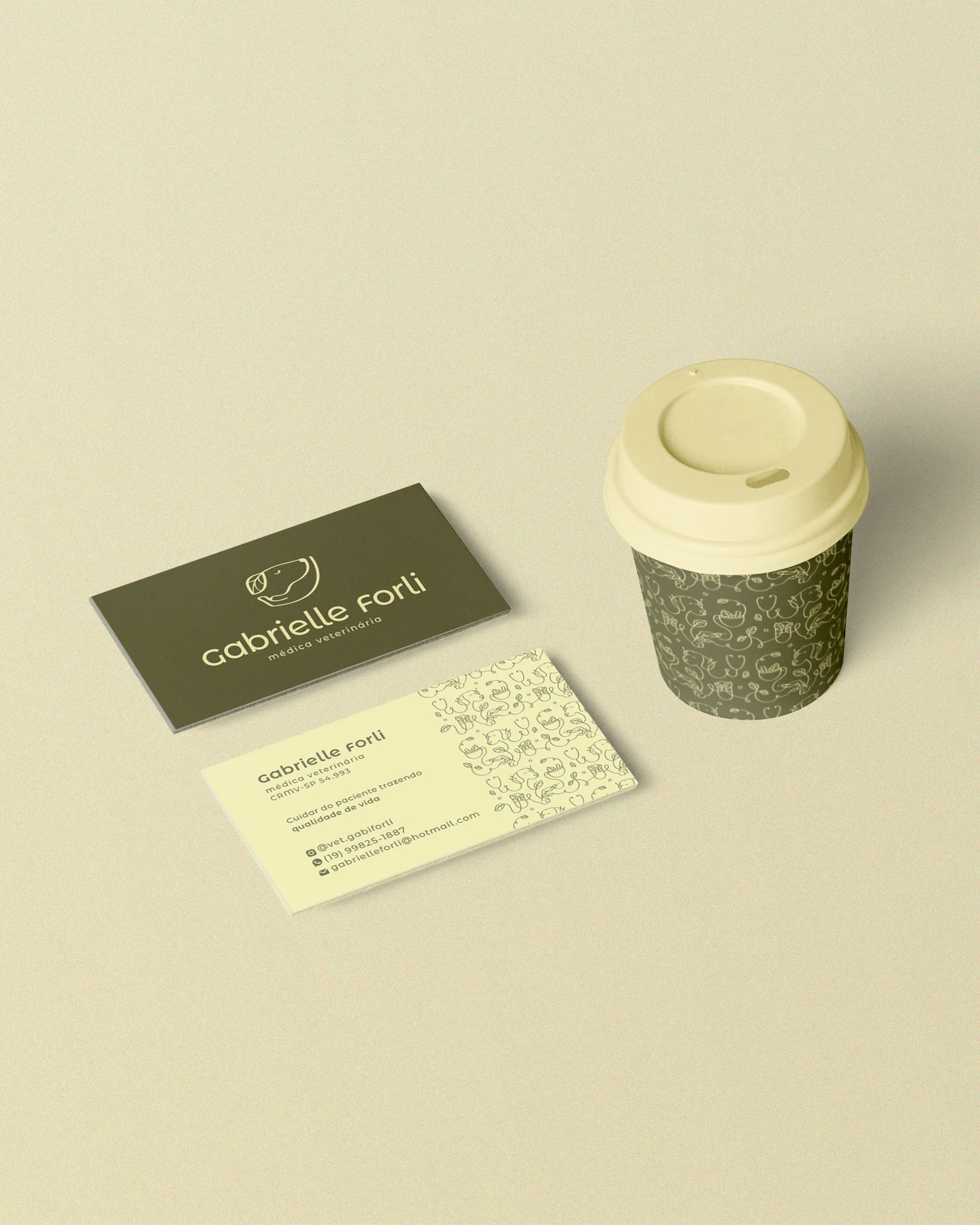 Cartões de visita e copo personalizado com a identidade visual do projeto GABRIELLE FORLI