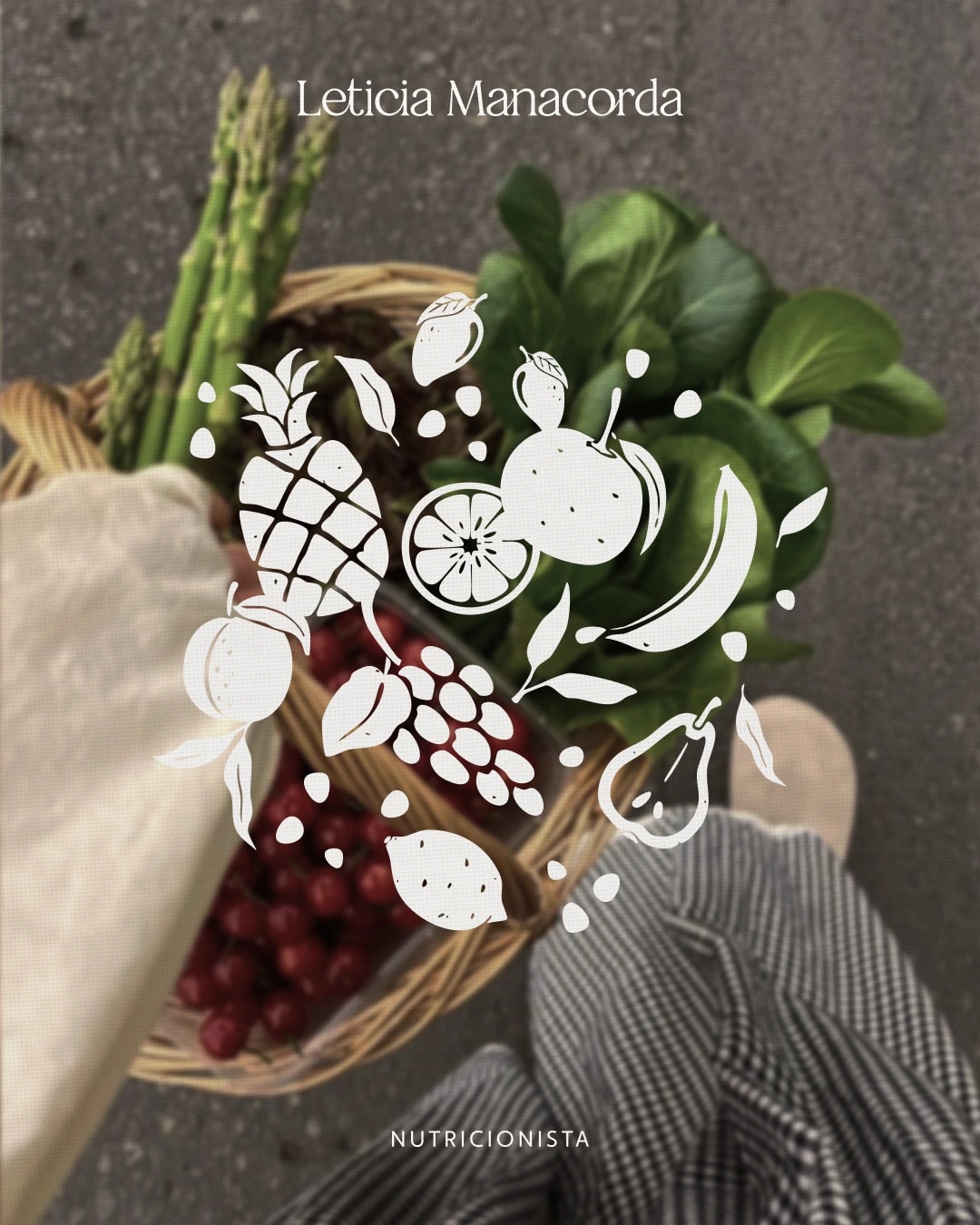 Grafismos de frutas aplicados sobre uma fotografia de alimentos frescos do projeto LETICIA MANACORDA