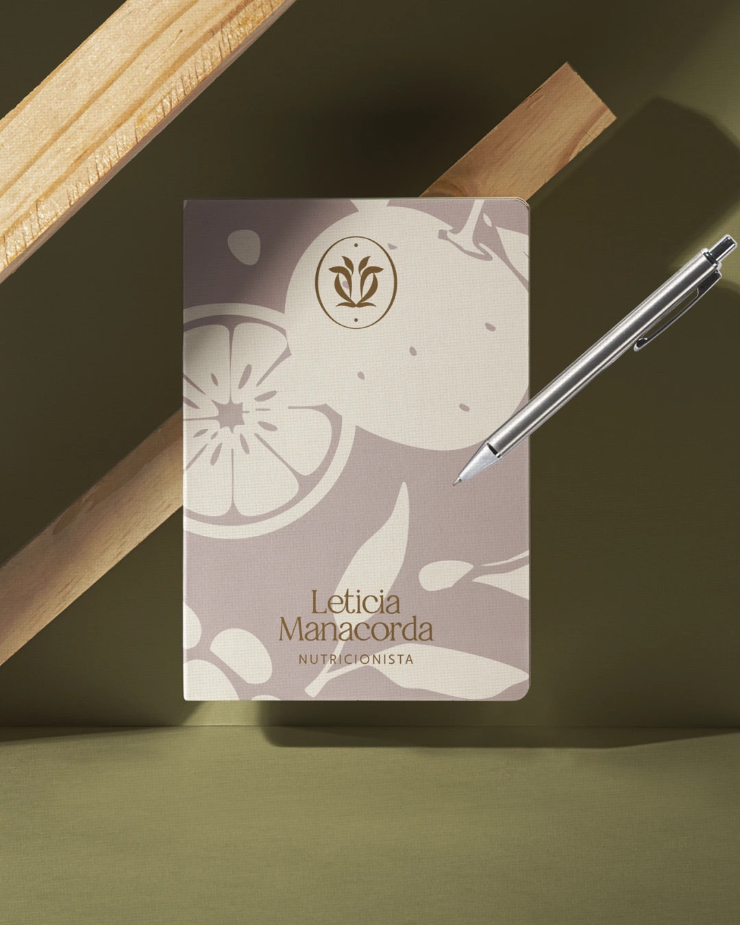 Caderno personalizado com símbolo, padronagem e logotipo da nutricionista do projeto LETICIA MANACORDA