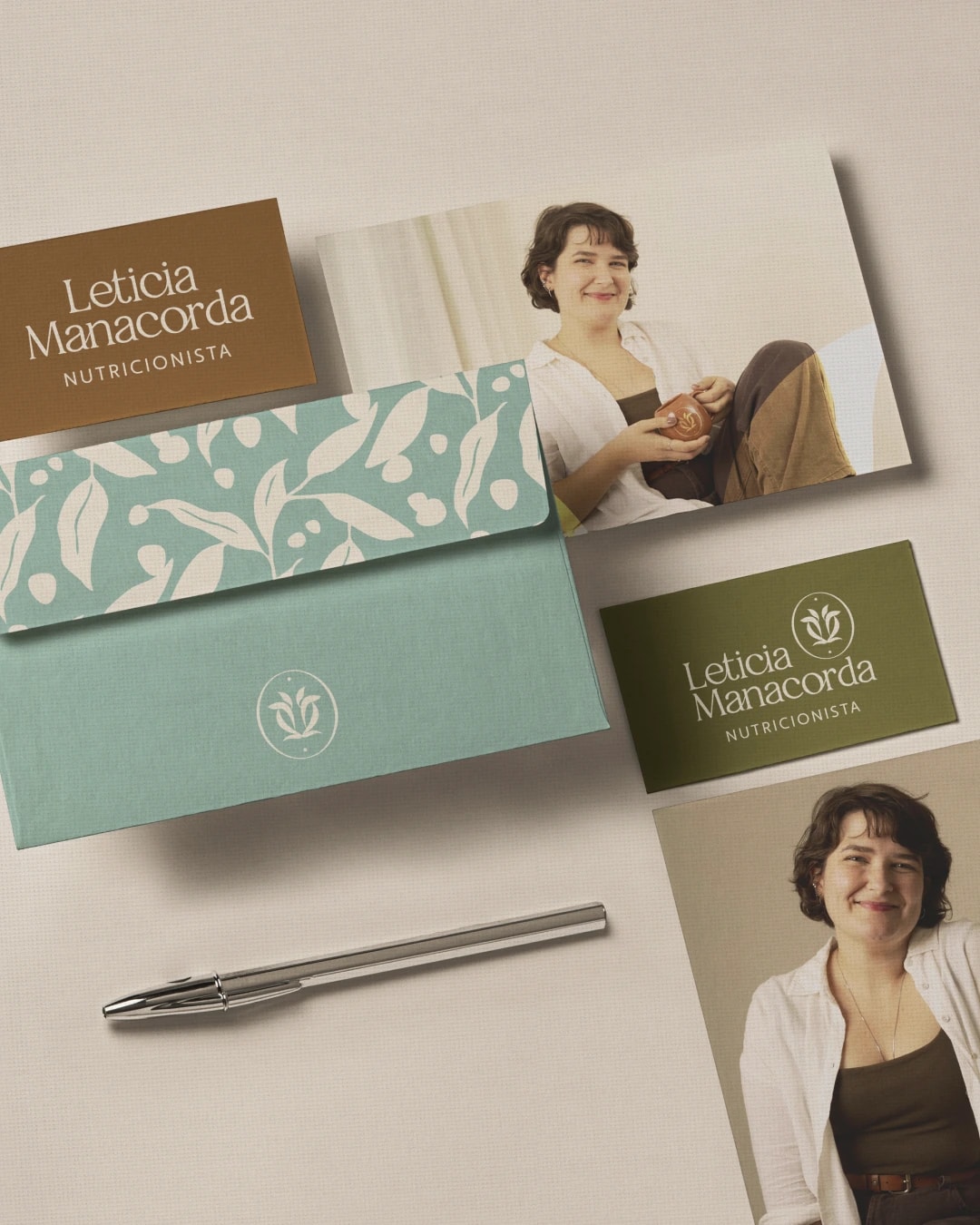 Papelaria da nutricionista Leticia Manacorda com retratos e aplicações da identidade visual do projeto LETICIA MANACORDA