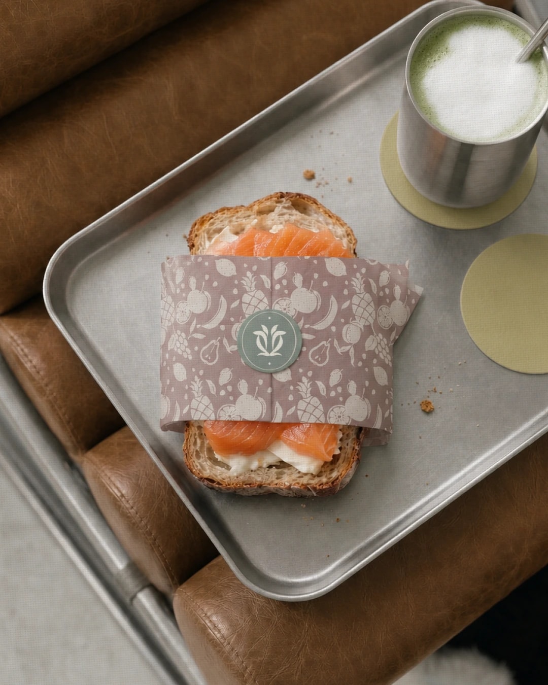 Embalagem personalizada para lanche com padronagem de frutas e selo da marca do projeto LETICIA MANACORDA