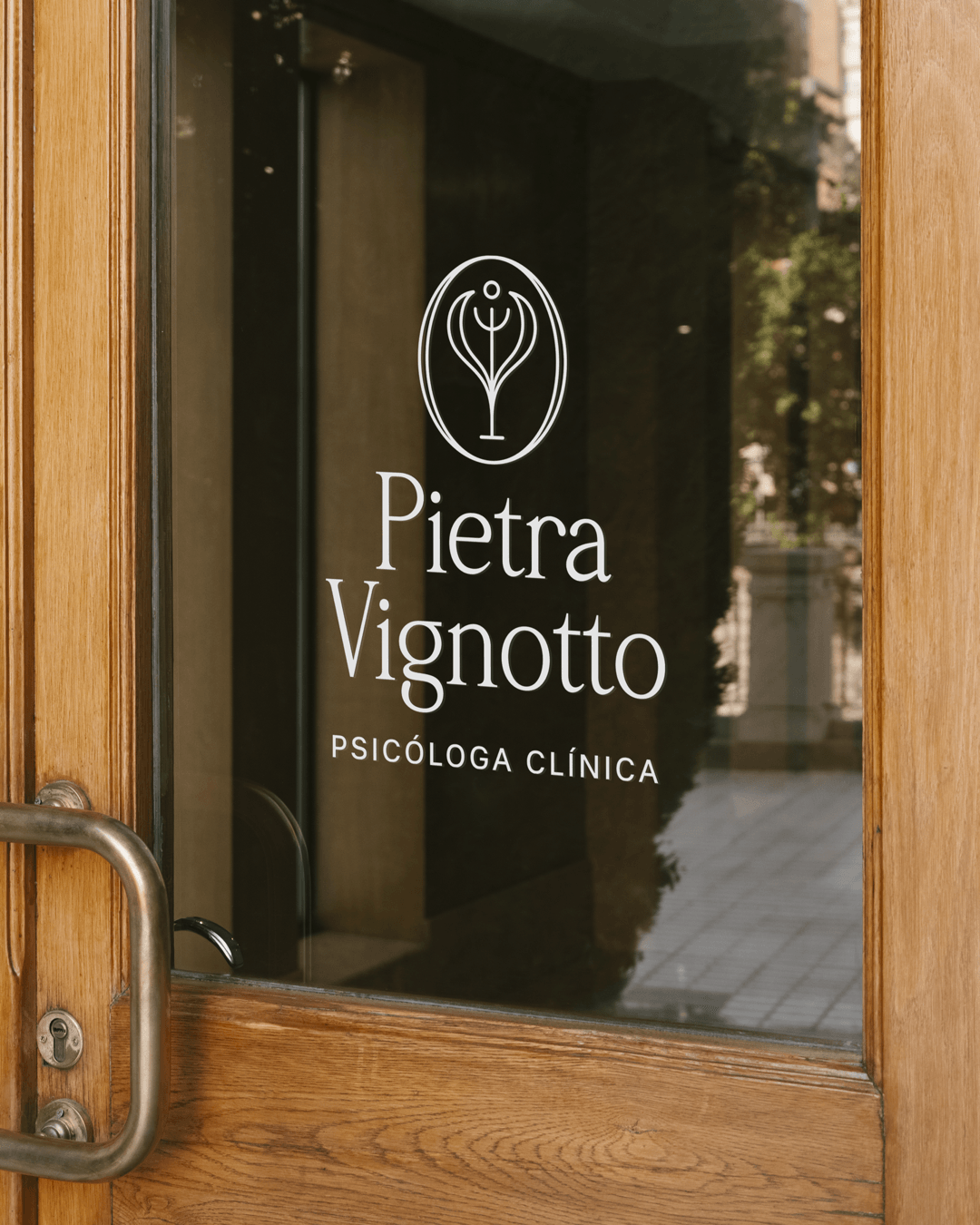 Logotipo aplicado na fachada do consultório do projeto PIETRA VIGNOTTO