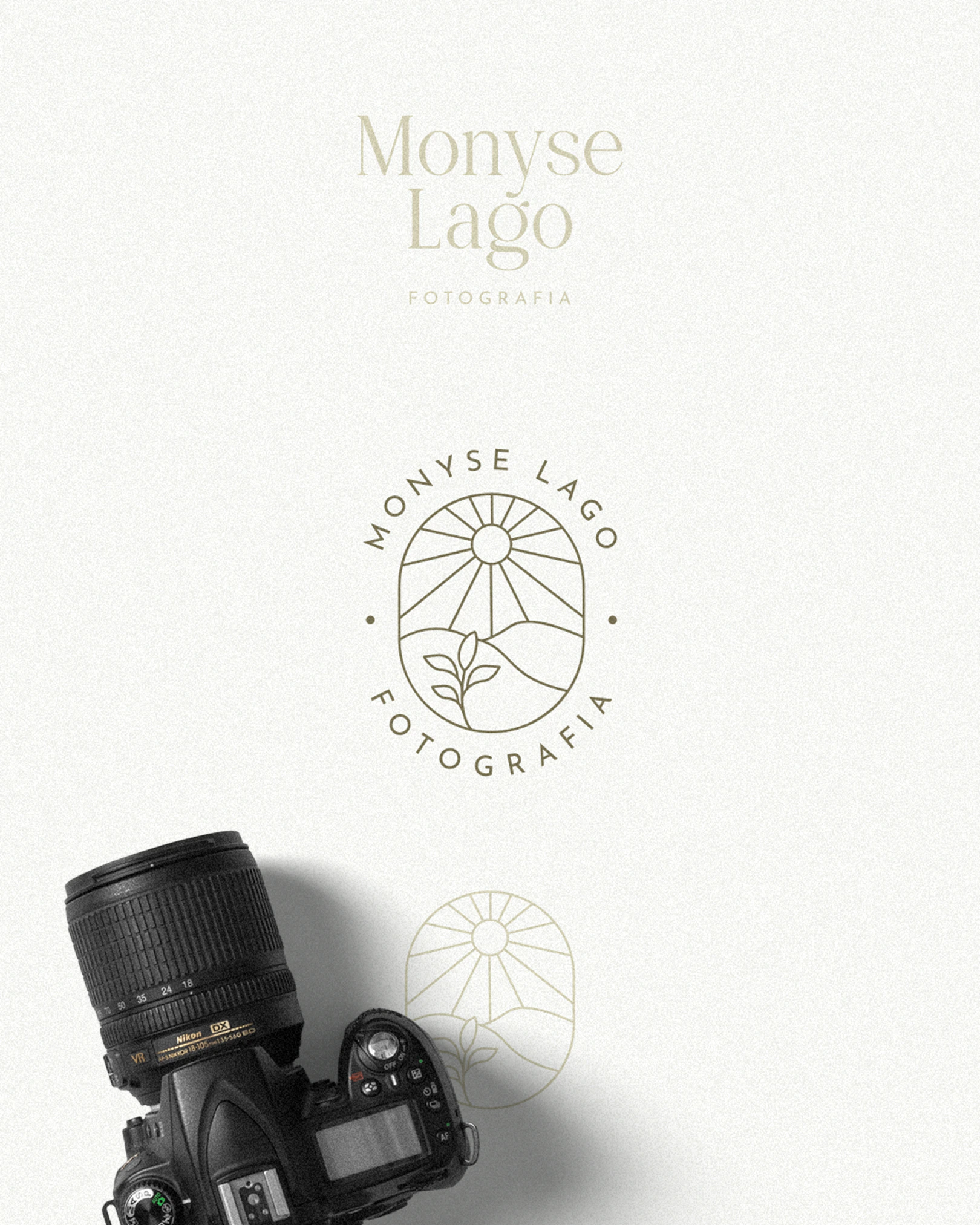 Assinaturas visuais e símbolo da marca ao lado de uma câmera fotográfica do projeto MONYSE LAGO